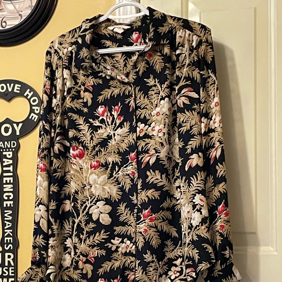 H&M Gorgeous Floral print Button Down Blouse! - Picture 3 of 11